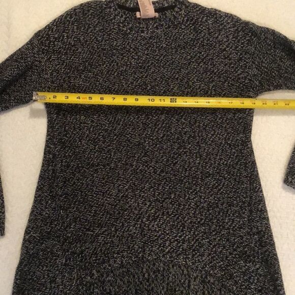Philosophy sweater, shorter in the front, longer in back. Small - Picture 7 of 10